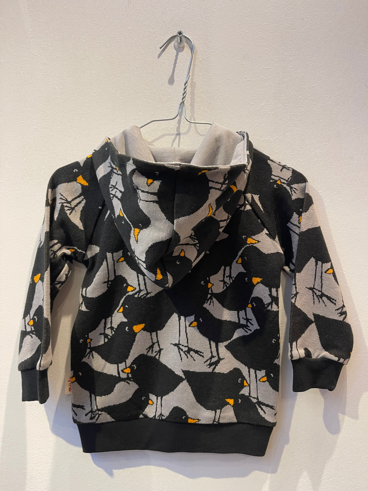 Muru - Cardigan Grey with Black Birds Vest met Merels