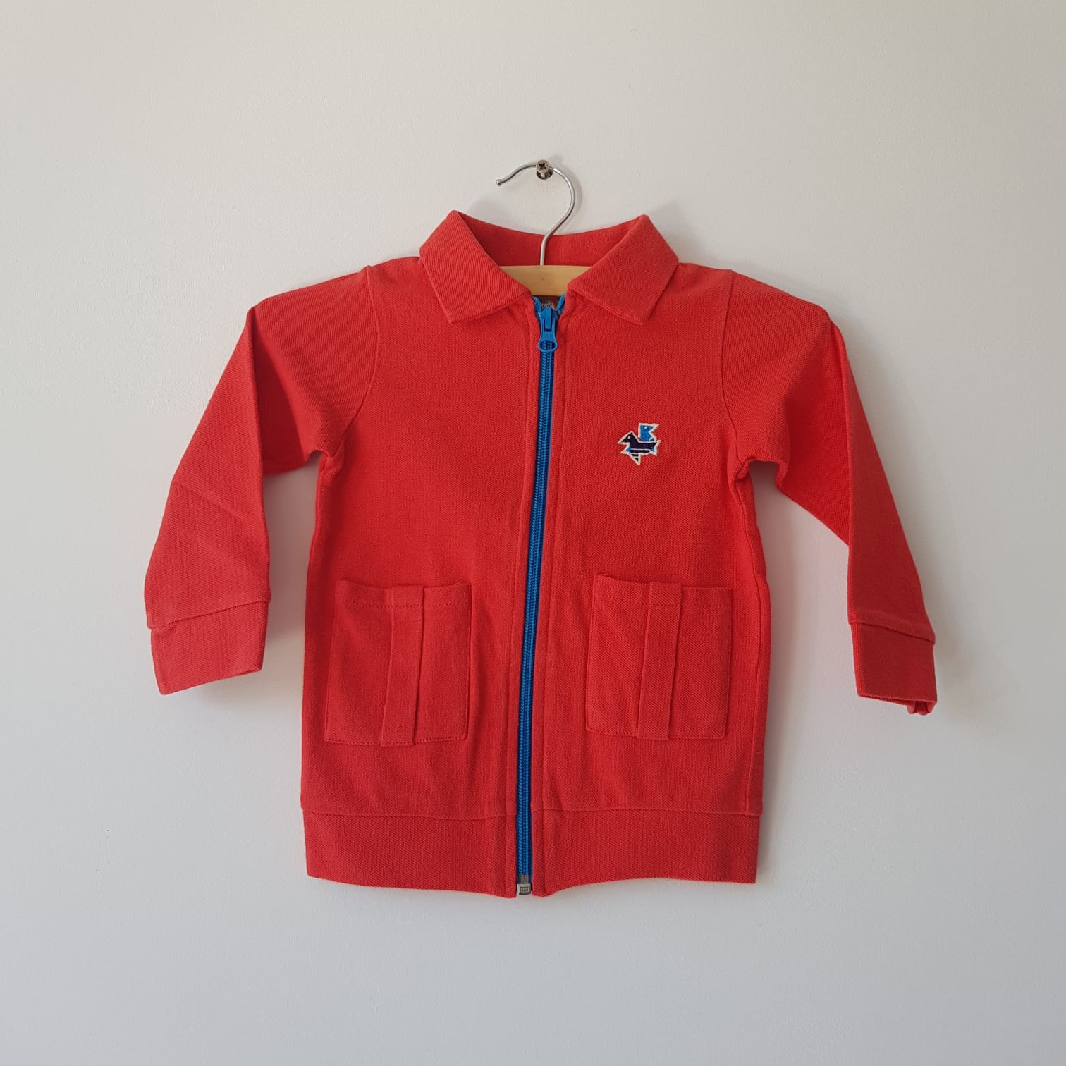 Dis une Couleur - Vest Red Polo Blue Zipper Two Pockets Blue Birds - Vest Rood met Blauwe Rits