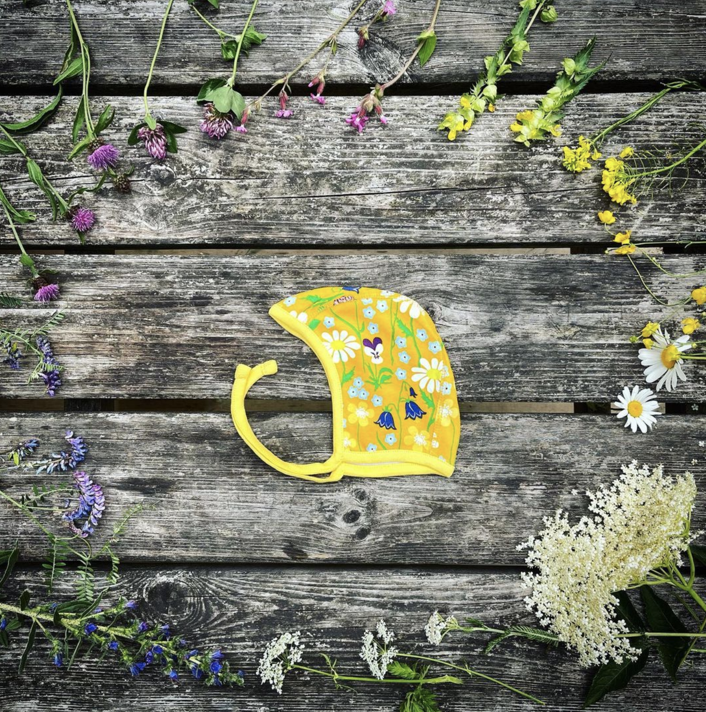 Duns Sweden - Babycap Midsummer Flowers Yellow - Strikmutsje Midzomer Bloemen Geel